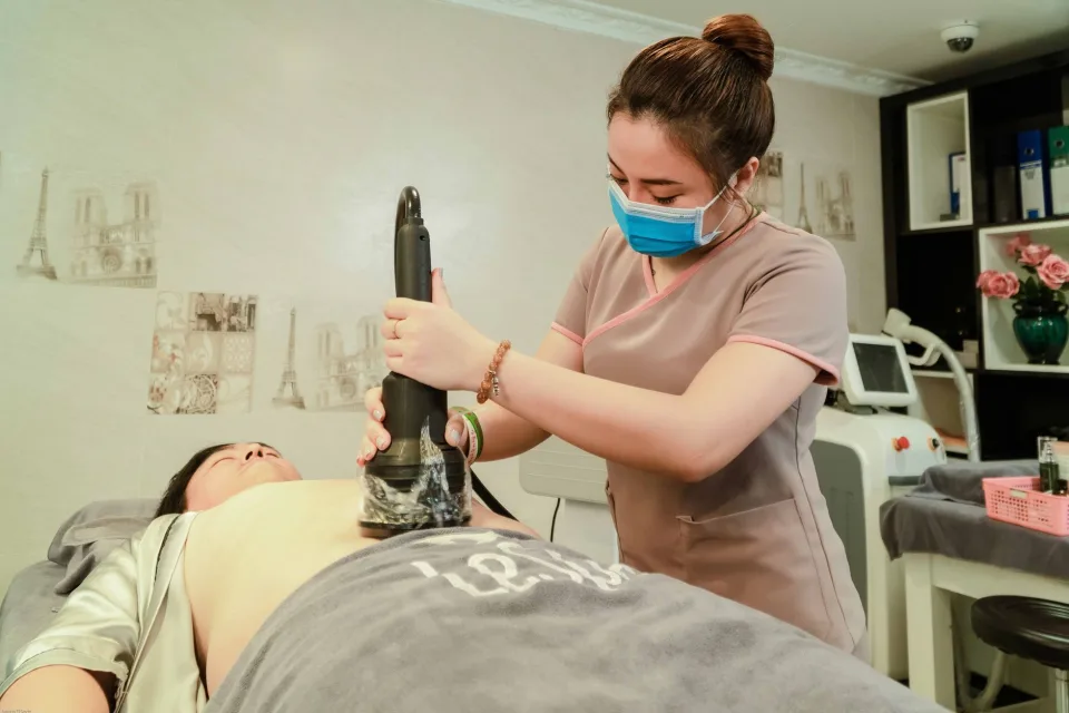 Kỹ thuật viên đang chăm sóc khách